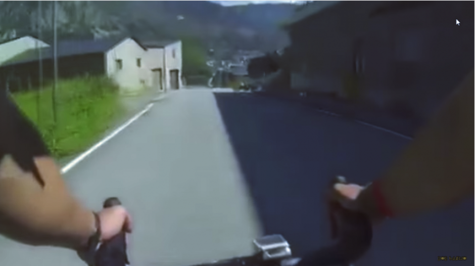 Joaquim Rodr&iacute;guez va a toda velocidad por la carretera. (Captura Youtube)