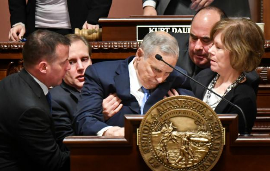 Mark Dayton se golpe&oacute; la cabeza en el podio al desplomarse en pleno discurso. (Foto: Xinhua)