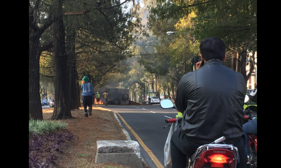 Un cami&oacute;n volc&oacute; en la 25 avenida y bulevar Vista Hermosa. (Foto: Amilcar Montejo/Twitter) 