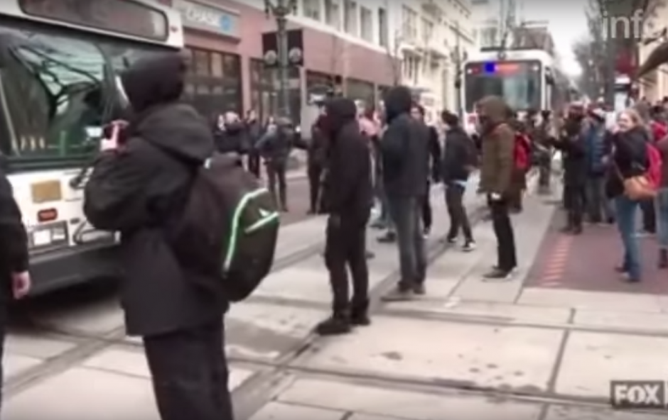 Los manifestantes bloquearon una calle de Portland, Oregon. (Imagen: captura de YouTube)