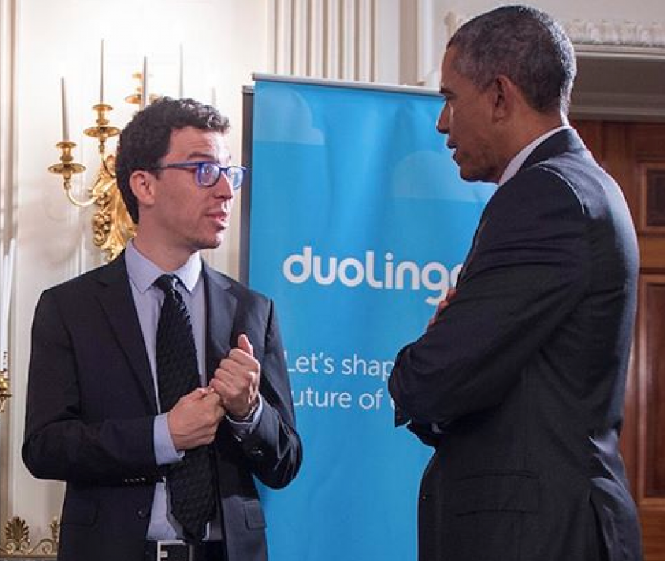 El guatemalteco que ha mostrado su rechazo a Donald Trump, present&oacute; su aplicaci&oacute;n Duolingo al expresidente Barack Obama. (Foto: Facebook)
