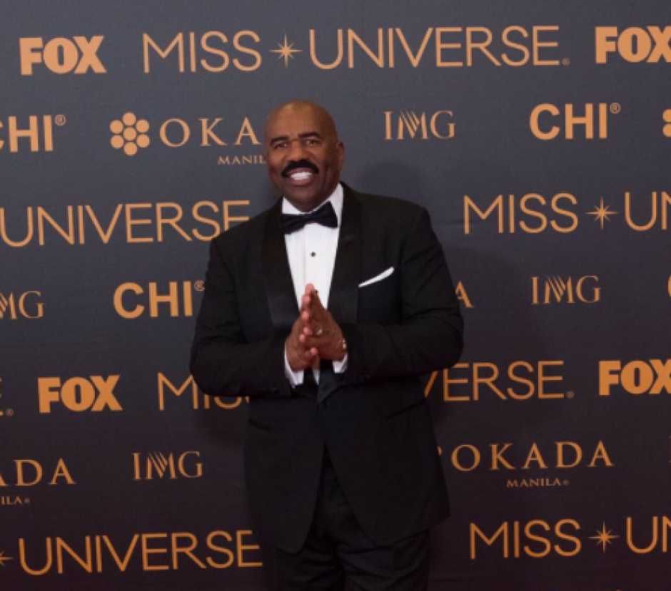 Steve Harvey cobr&oacute; fama tras equivocarse al nombrar a Miss Colombia como la ganadora cuando, en realidad, la nueva Miss Universo era Miss Filipinas. (Foto: Twitter)