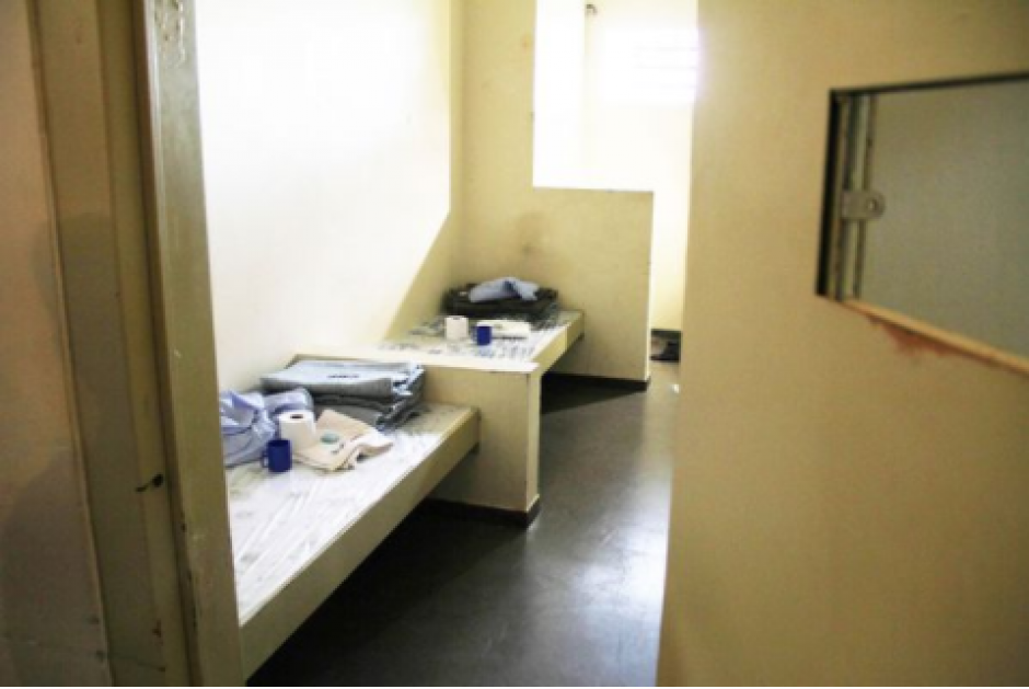 Los exfuncionarios y empresarios solo pueden salir al patio por dos horas al d&iacute;a. (Foto: AFP)