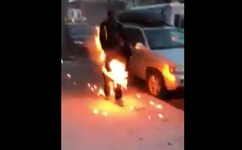 Un hombre camina como si nada mientras su ropa se incendia. (Foto: YouTube/Captura)&nbsp;