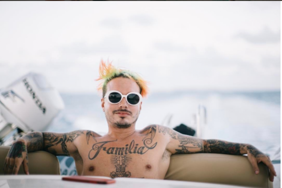 El colombiano quiso lucirse ante los invitados, pero termin&oacute; siendo del que m&aacute;s se rieron. (Instagram J Balvin)