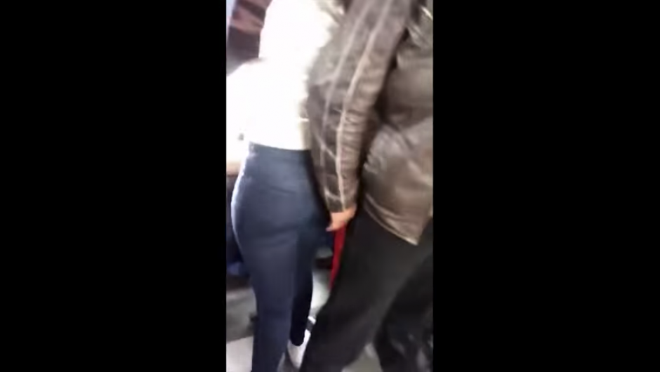 Un hombre fue grabado mientras intentaba tocar a una mujer. (Foto: Captura YouTube) 