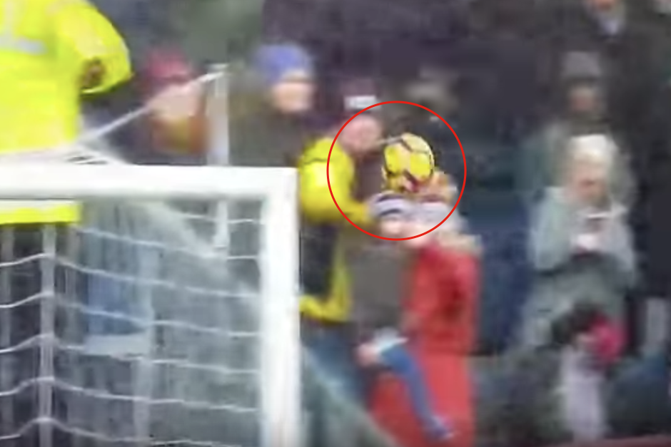 El hombre desvi&oacute; el violento remate de Barnes que se fue desviado hacia el p&uacute;blico. (Imagen: captura de YouTube)