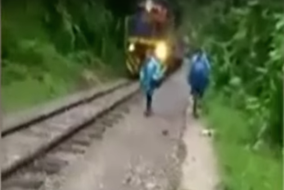 La distra&iacute;da mujer no escuch&oacute; los m&uacute;ltiples silbatos del tren ni las advertencias y gritos que le hicieron ante el peligro. (Imagen: captura de YouTube)