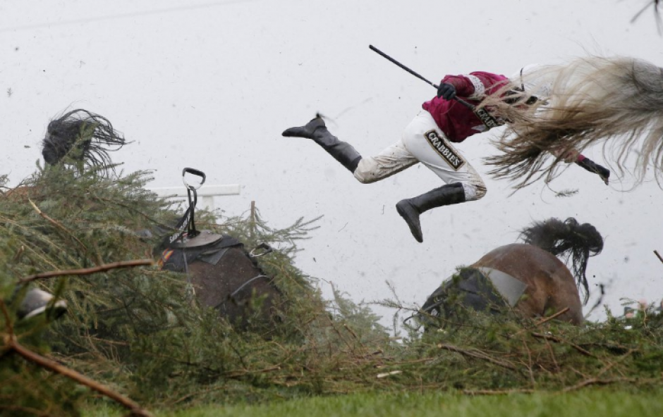 Un caballo lanza por el aire a su jinete en Reino Unido. (Foto: Tom Jerkins/The Guardian) 