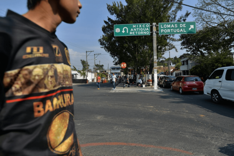 Aficionados de Municipal se han acercado a la casa de la mam&aacute; de Marco Pappa para dar su apoyo al jugador. (Foto: Wilder L&oacute;pez/Soy502)&nbsp;