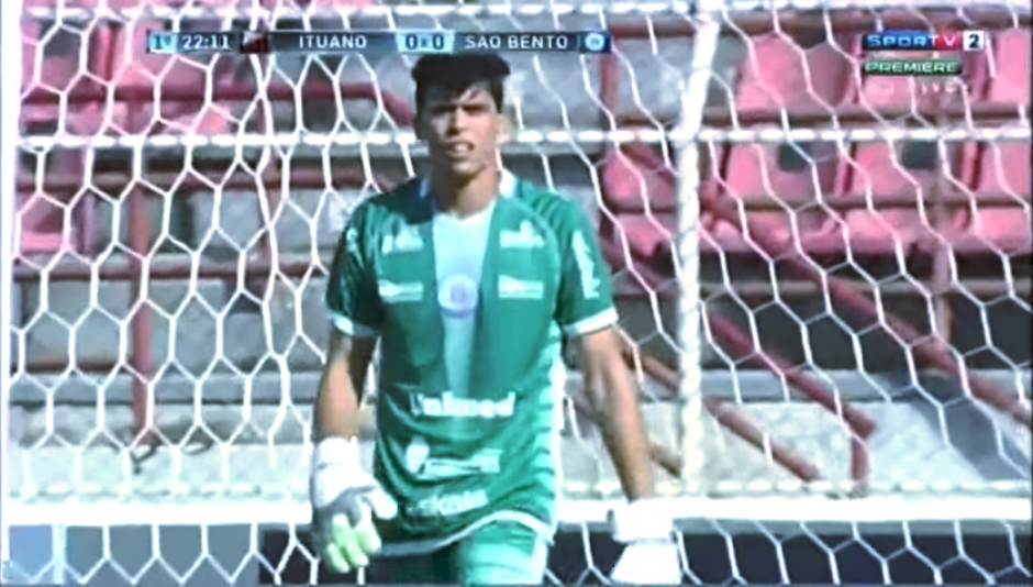 El portero no puede creer lo que sucedi&oacute; en el encuentro. (Captura Youtube)