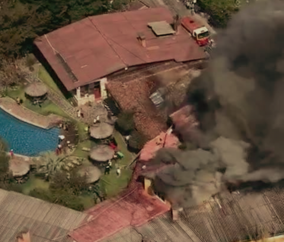 El incendio empez&oacute; cerca del mediod&iacute;a en un hotel de Panajachel. (Captura Video)