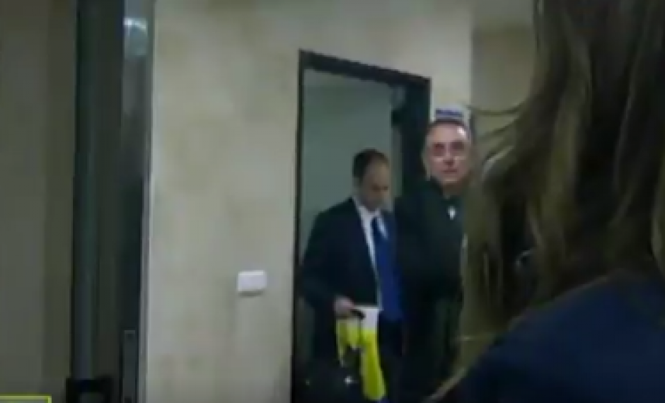 Los &aacute;rbitros salieron del estadio con una bolsa del Villarreal en un partido contra el Real Madrid en el 2012. (Foto: Captura de video)
