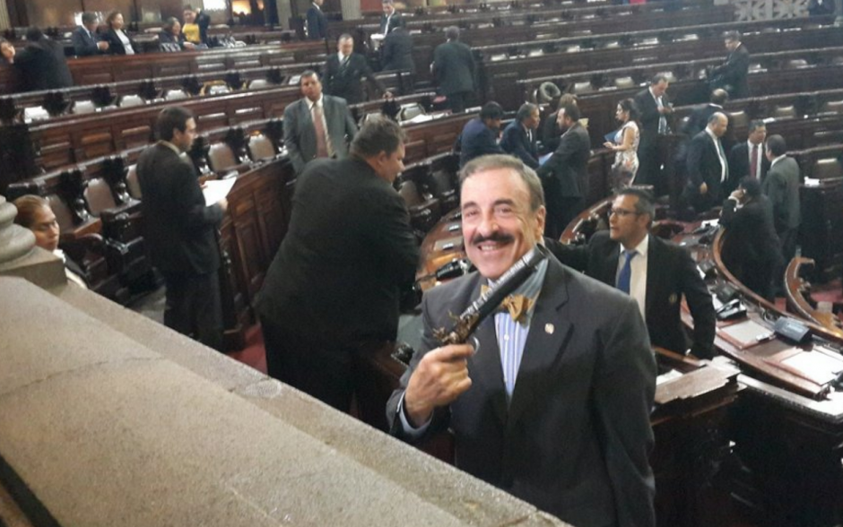El diputado Fernando Linares Beltranena sac&oacute; un rev&oacute;lver de pl&aacute;stico en el Congreso. (Foto: Jos&eacute; Miguel Casta&ntilde;eda/Soy502)&nbsp;