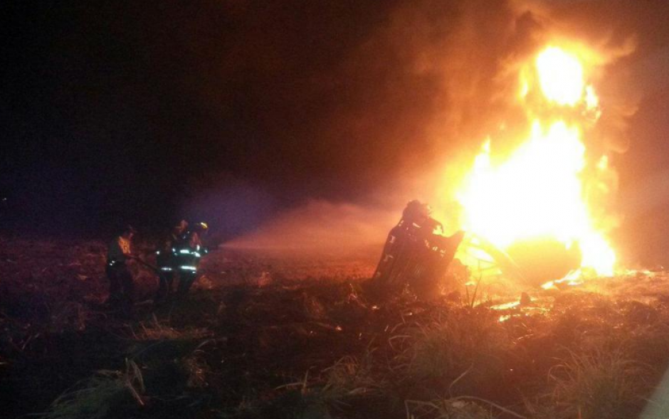 Los Bomberos Voluntarios trabajan para controlar el incendio. (Foto: Bomberos Voluntarios)&nbsp;
