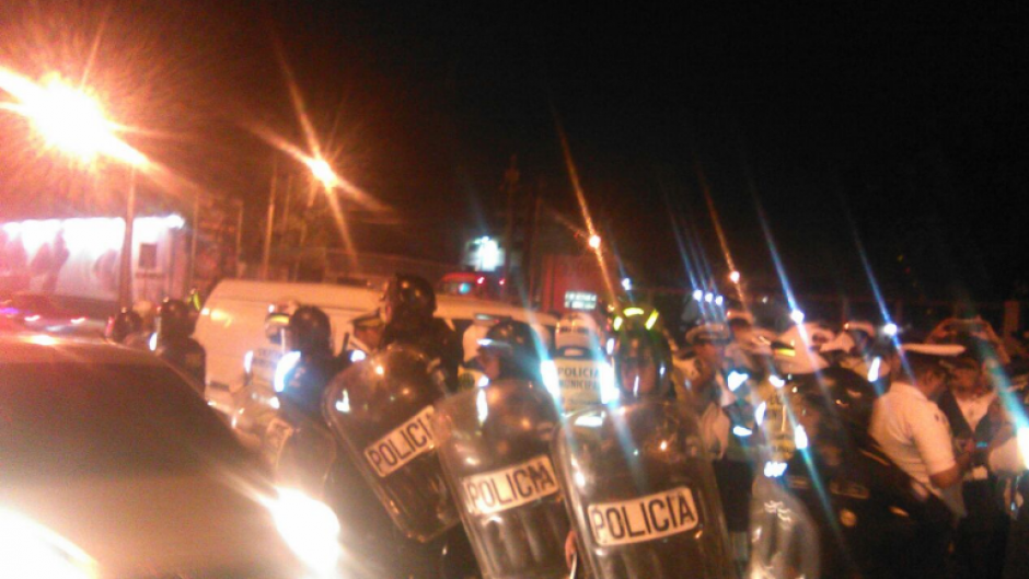 Luego del altercado los antimotines de la PNC llegaron al lugar. (Foto: Dalia Santos) 