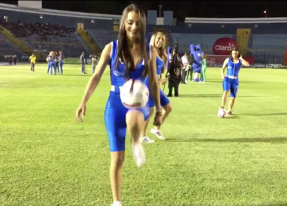 Una bella edecan muestra que sabe con el bal&oacute;n. (Foto: Captura de video)