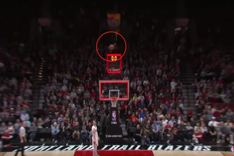 La impresionante jugada tuvo lugar en los &uacute;ltimos segundos del segundo cuarto del partido. (Imagen: captura de pantalla)