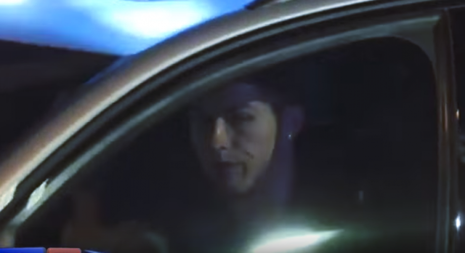 Al salir del estadio, se le miraba molesto al no conseguir la victoria. (Captura Youtube)