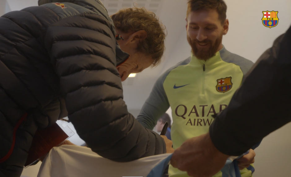 Messi pide a su compatriota Santiago Lange que le firme una camiseta. (Foto: FC Barcelona)