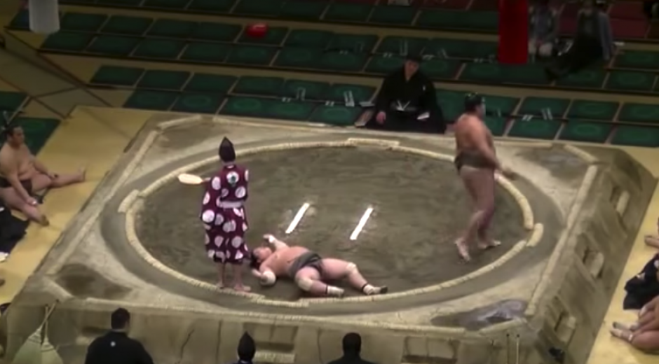 M&aacute;s se tard&oacute; el protocolo para iniciar la pelea que lo que duraron en ella. (Foto: YouTube)&nbsp;