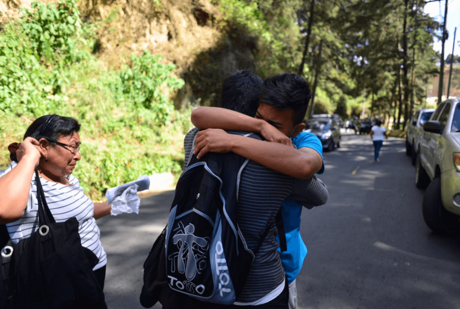 Daniel, uno de los menores que vivía en el Hogar Seguro Virgen de la Asunción, se abraza con su hermano luego de sobrevivir al incendio. (Foto: Jesús Alfonso/Soy502)&nbsp;