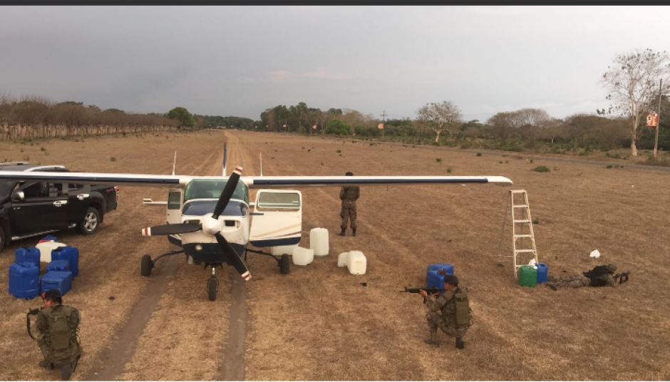 Un operativo conjunto permiti&oacute; la detenci&oacute;n de la aeronave. (Foto: Ej&eacute;rcito de Guatemala) 