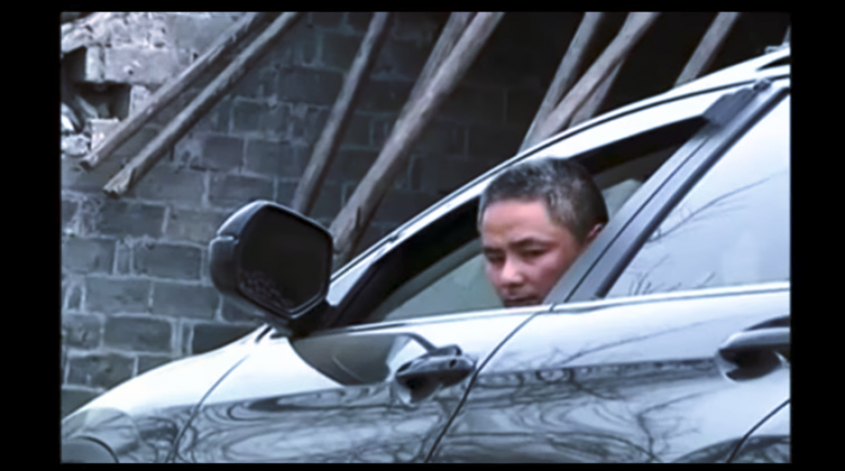 El conductor intent&oacute; evadir una colisi&oacute;n, pero termin&oacute; chocando contra una casa. (Captura video)