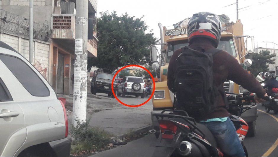 Esta fue el momento en que el conductor se subió a la banqueta. (Foto: Twitter, Dalia Santos)