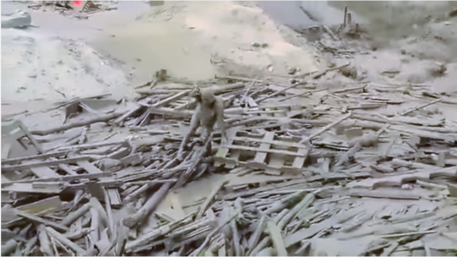 La mujer emerge de los escombros ante el asombro de las personas. (Captura video)