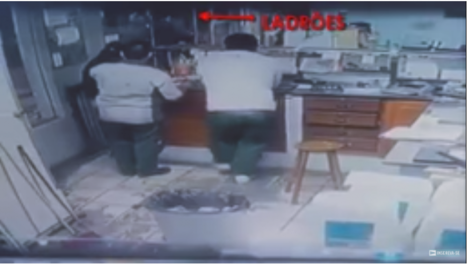 Las personas estaban haciendo varias compras en una peque&ntilde;a tienda. (Captura Video)