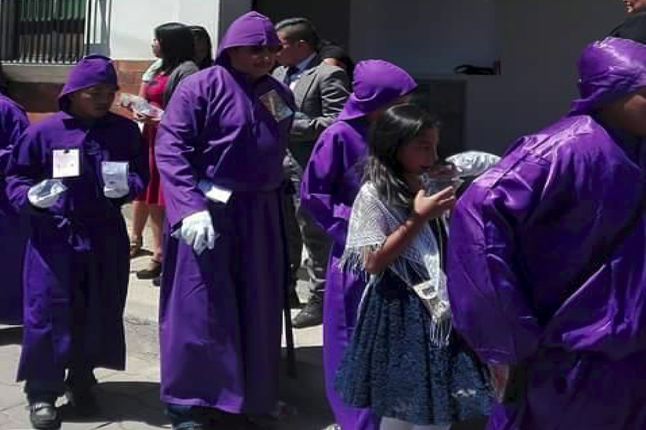 Este domingo, feligreses cargaron en hombros la procesi&oacute;n de Jes&uacute;s Nazareno del Dulce Rab&iacute; en Jocotenango. (Foto: Facebook/Turno Once)