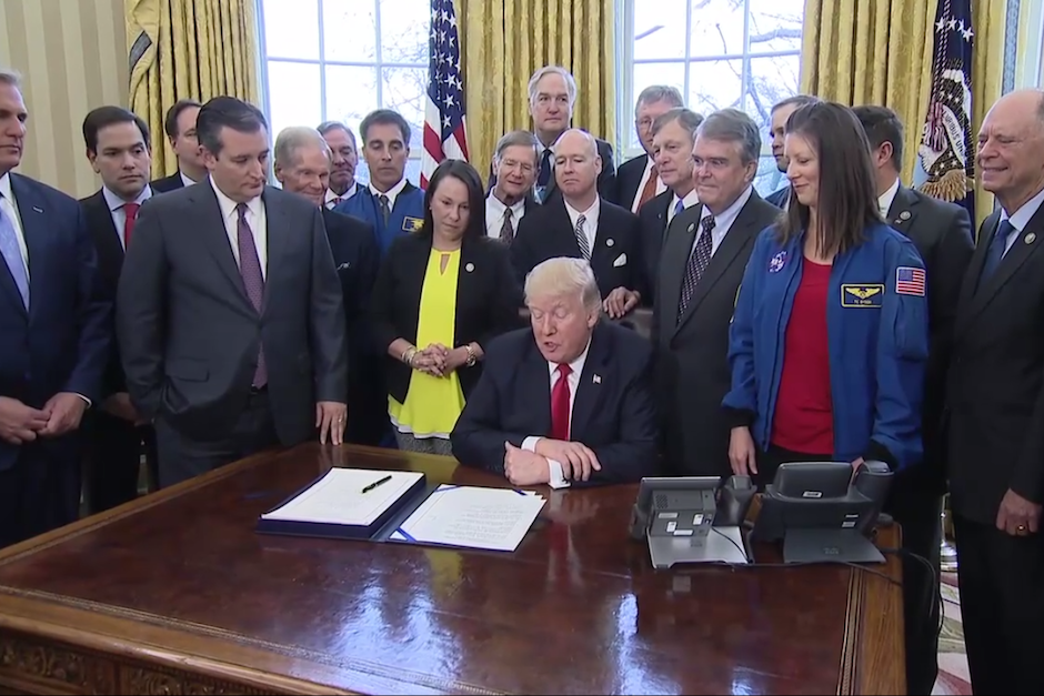 Trump firm&oacute; este martes la nueva ley que asigna fondos a la NASA para emprender este ambicioso proyecto. (Imagen: Facebook/La Casa Blanca)