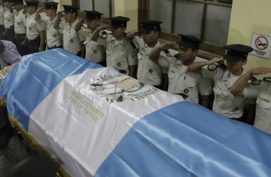 La PNC rindió homenaje a los tres agentes que murieron. (Foto: Alejandro Balán/Soy502) 