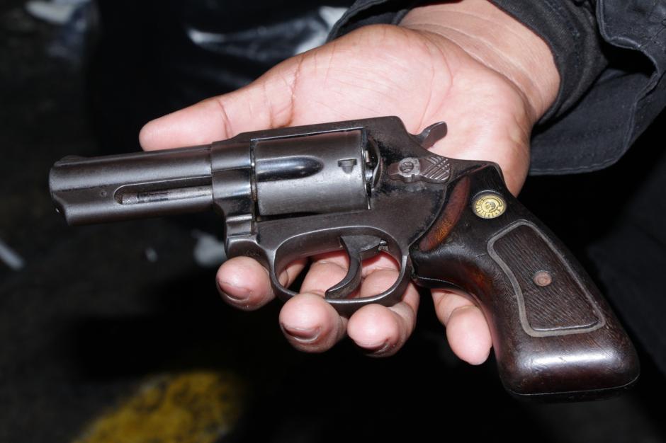 El detenido llevaba un rev&oacute;ler calibre 38 oculto en sus partes &iacute;ntimas. (Foto PNC)