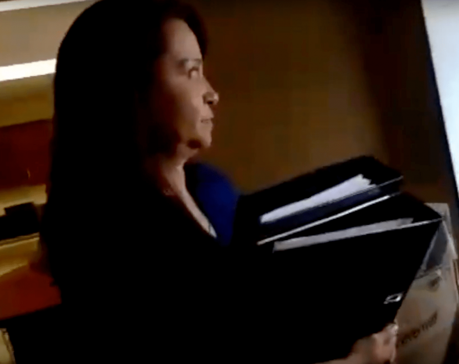 La secretaria de Rabb&eacute; afirm&oacute; que le dijeron que deb&iacute;a sacar todo lo que pudiera servir. (Foto: captura de pantalla)