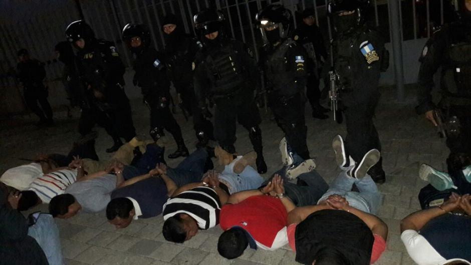 Los 13 capturados fueron detenidos por la PNC. (Foto: PNC)