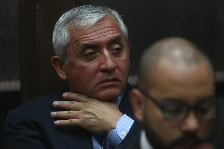El expresidente Otto Pérez Molina sufre el calor en la sala. (Foto: EFE)