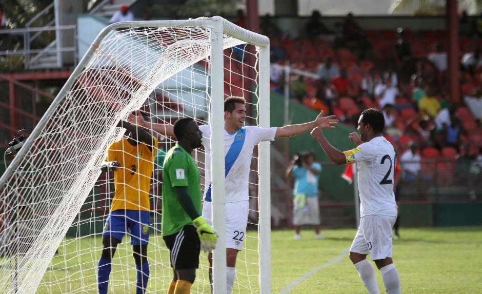 Minor López Campollo celebra junto a Carlos Ruiz el segundo gol, de los tres que anotó la Selección Nacional en el estadio Arnos Vale. (Foto: Luis Barrios/Soy502)