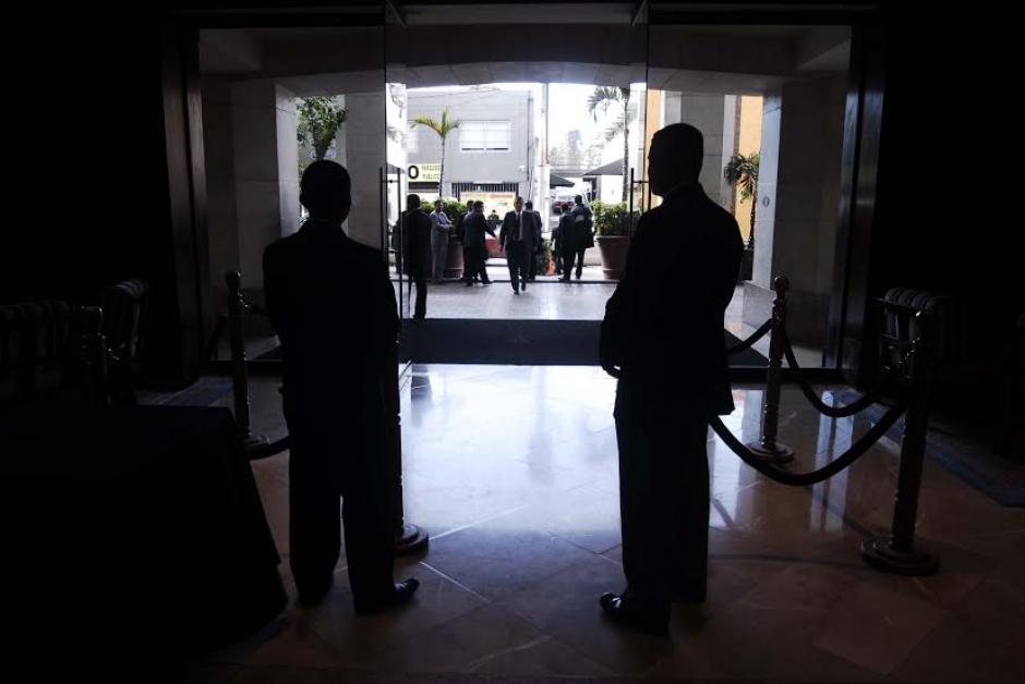Agentes de seguridad de la SAAS custodiaban el escenario donde se llevar&iacute;a a cabo un acto en el que participar&iacute;an varios funcionarios de Gobierno. (Foto: Jes&uacute;es Alfonso/ Soy502)