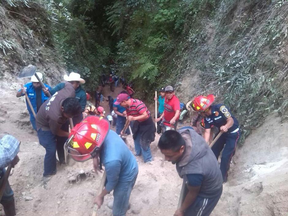 Vecinos de la comunidad, elementos del Ejército y socorristas continúan con la búsqueda de los cuerpos tras el deslizamiento de tierra. (Fotografía: Bomberos Municipales Departamentales).&nbsp;