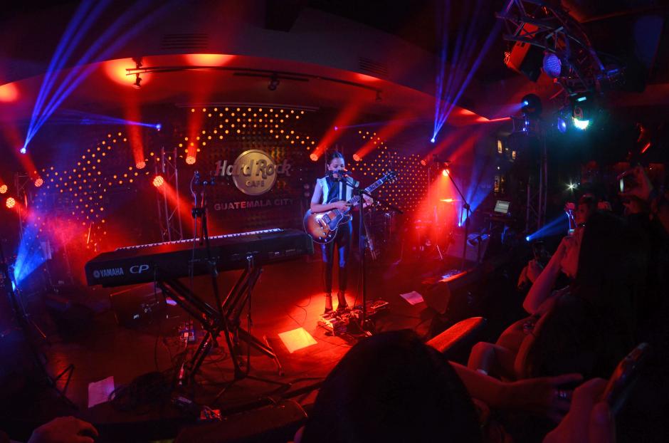 La noche abrió espectacular. El escenario se iluminó con la presencia de Natalia Lafourcade. (Foto: Esteban Biba/Soy502)