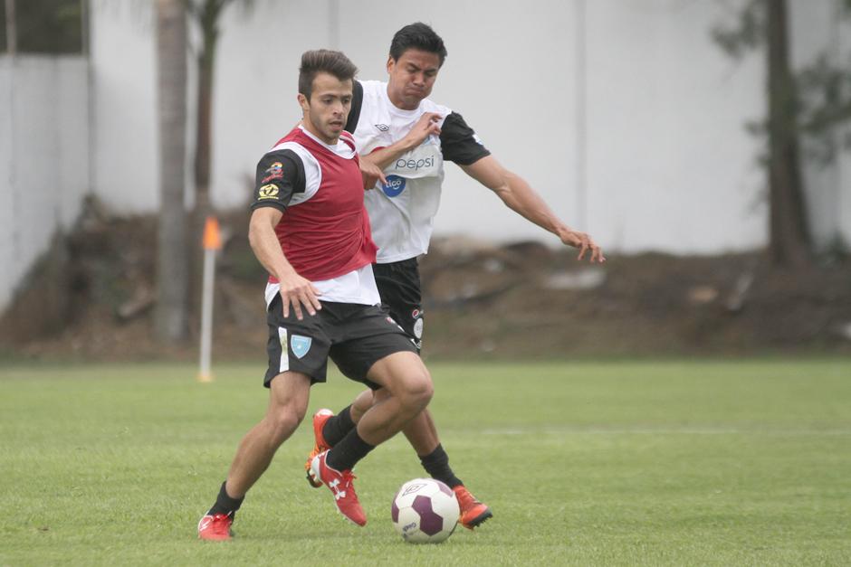 Rodrigo Saravia en plena lucha por el bal&oacute;n con Luis Cardona. (Foto: Luis Barrios/Soy502)