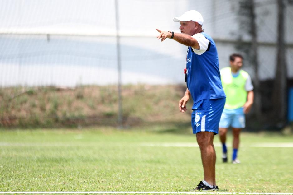 Walter Claver&iacute; da instrucciones a sus dirigidos en la &uacute;ltima pr&aacute;ctica de la Bicolor. (Foto: Luis Barrios/Soy502)