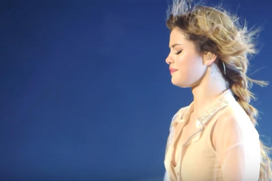 Selena Gomez no pudo segur cantando debido a lo fuerte que sus fans interpretaban su canci&oacute;n. (Foto: Youtube)