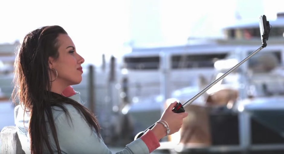 Las personas disfrutan tomarse autorretratos. (Captura de pantalla: Selfie Stick UnREAL/YouTube)