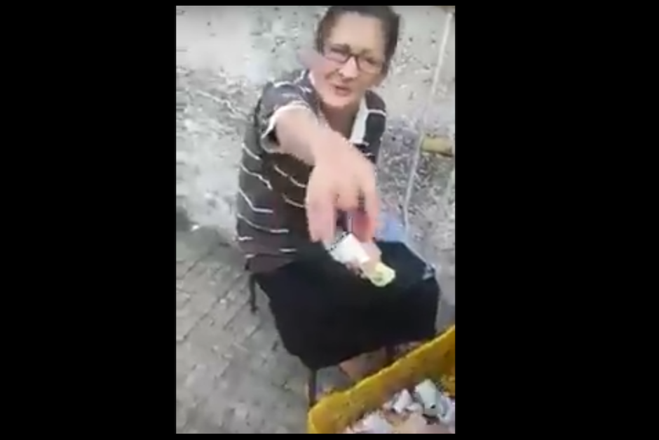 En los &uacute;ltimos d&iacute;a se ha viralizado un pol&eacute;mico video protagonizado por una anciana. (Foto: Captura de pantalla/Youtube) 