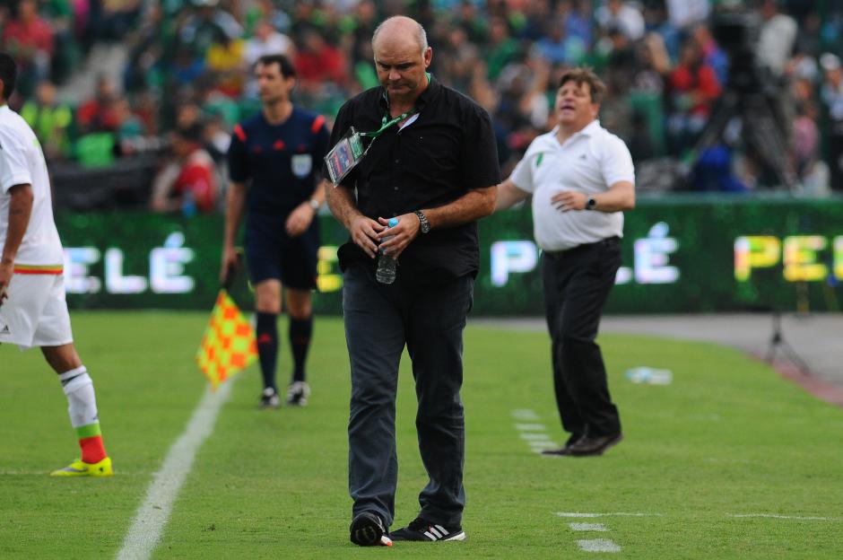 Iv&aacute;n Sopegno se mostr&oacute; preocupado durante el partido con los mexicanos. (Foto: Sergio Mu&ntilde;oz/Nuestro Diario)