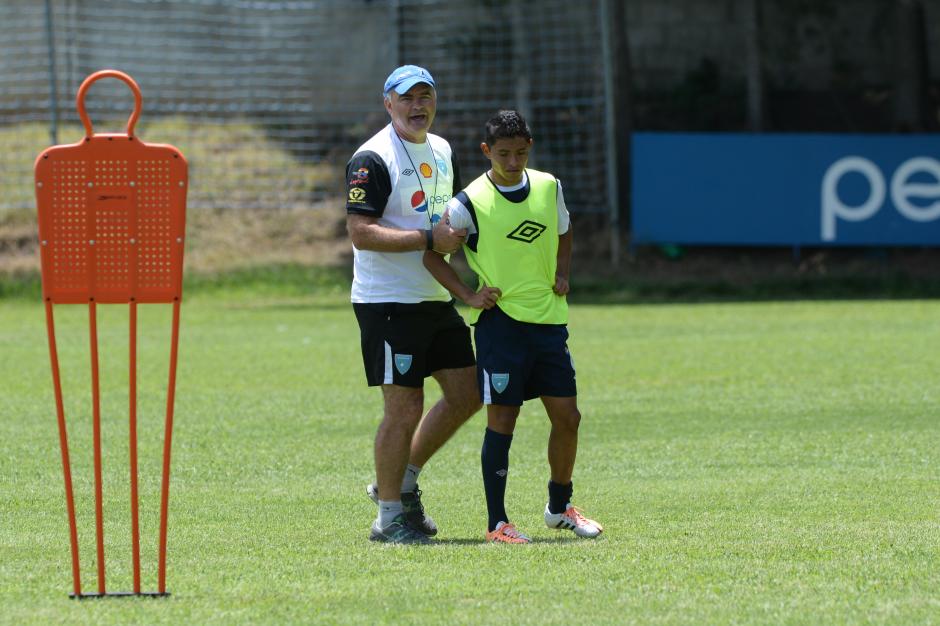 El argentino Iv&aacute;n Sopegno le da indicaciones a Carlos Mej&iacute;a. (Foto: Sergio Mu&ntilde;oz/Nuestro Diario)