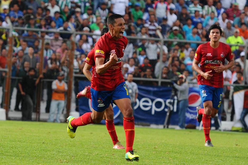 Claudio Alvizuris fue el art&iacute;fice del 1-1 para Municipal frente a Antigua GFC. (Foto: Sergio Mu&ntilde;oz/Nuestro Diario)
